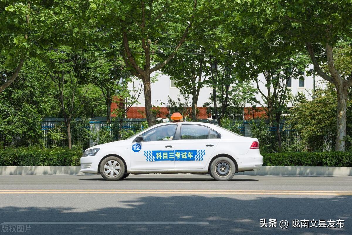 驾驶小型机动车年龄限制_小型机动车驾驶证_持小型汽车驾驶证的驾驶