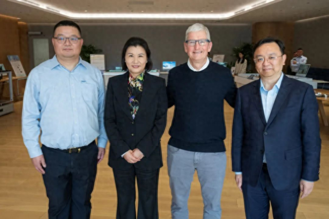 库克现身苹果中国总部：没有比中国更重要的地方
