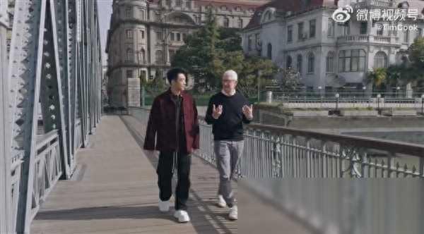 库克对上海的喜爱溢于言表，赞叹这座城市的历史底蕴与现代气息的完美融合