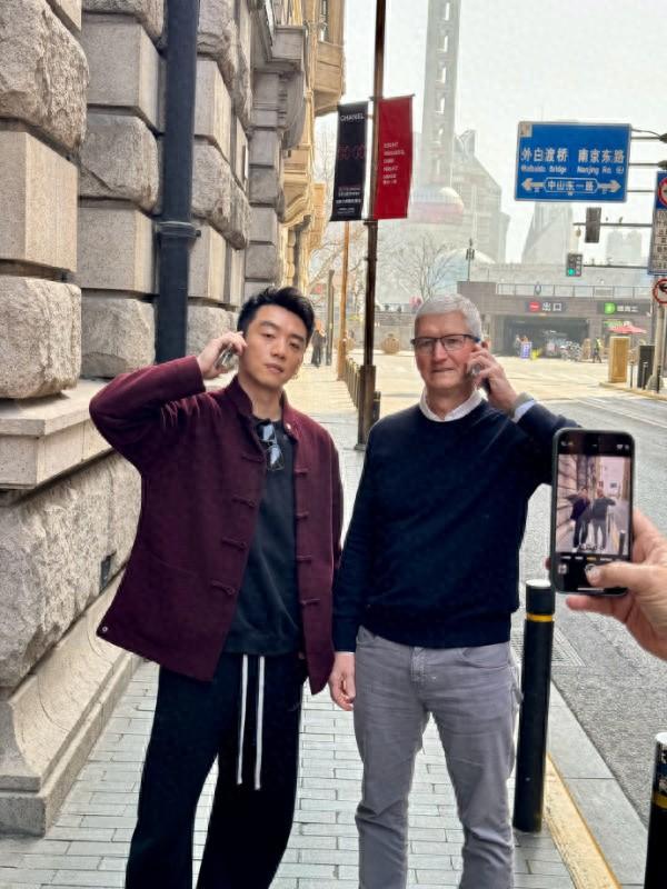 苹果CEO库克现身上海称在中国销量下滑这背景是背景